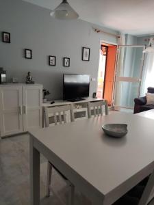 - une cuisine avec une table blanche et un bol dans l'établissement Fantástico apartamento VFT MA 75455, à Manilva