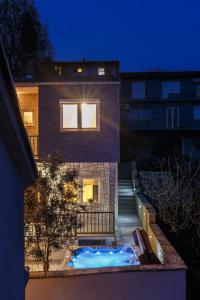 una casa con piscina delante de un edificio en House Roko, en Dramalj