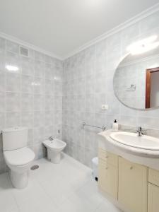 un bagno bianco con un water e un lavandino di Neboa a Viveiro