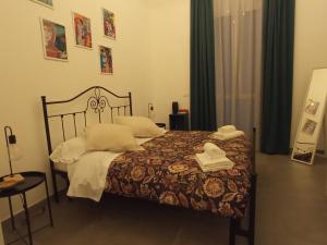 een slaapkamer met een bed met twee handdoeken erop bij GrotteBianche - Sicilian Apartment in Catania