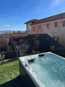 Roero House في Magliano Alfieri: حوض استحمام ساخن في ساحة المنزل