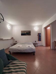 a bedroom with two beds and a couch at La Casetta in Moneglia