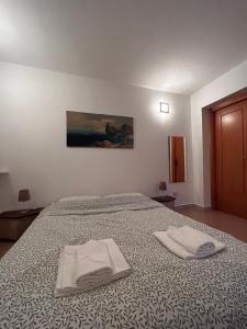 - une chambre avec un lit et 2 serviettes dans l'établissement La Casetta, à Moneglia