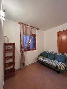 - un salon avec un canapé et une fenêtre dans l'établissement La Casetta, à Moneglia