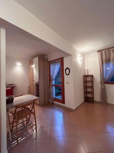 - un salon avec une table et une salle à manger dans l'établissement La Casetta, à Moneglia