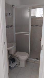 e bagno con servizi igienici e doccia. di HOSTAL CARACOLI - HUECO a Valledupar Altre 15 foto