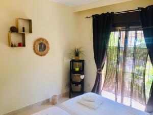 A bed or beds in a room at Dream Apartment in Estepona, Andalusia Még 24 kép