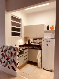 A cozinha ou cozinha compacta de NOVO LOFT silencioso quadra da PRAIA Copacabana
