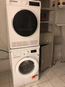 een witte wasmachine en droger in een keuken bij SUBLIME APPARTEMENT in Provins