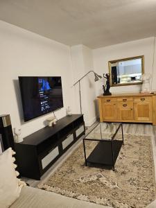 sala de estar con TV de pantalla plana en la pared en CENTRAL London Luxury APP, en Londres