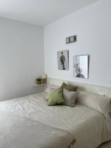 ein weißes Schlafzimmer mit einem großen Bett mit Kissen in der Unterkunft Preciosa casa con piscina de agua salada y aire acondicionado in Llança + 50 Fotos