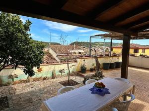 巴里薩爾多的住宿－La Bomboniera，露台上的一张桌子上放着一碗水果