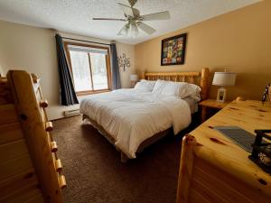 Un dormitorio con una cama grande y una ventana. en Silver Street Condos, en Lake City