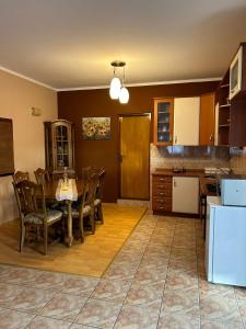- une cuisine et une salle à manger avec une table et des chaises dans l'établissement DOMUS NOSTRA, à Lovinac