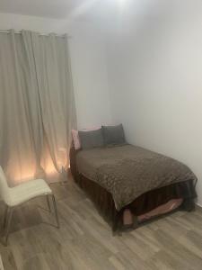 - une chambre avec un lit, une chaise et une fenêtre dans l'établissement APARTAMENTO RIBERA DEL GUADIARO, 14, à Benaoján