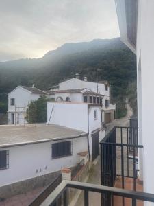 - une vue depuis le balcon d'une maison dans l'établissement APARTAMENTO RIBERA DEL GUADIARO, 14, à Benaoján