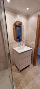 Koupelna v ubytování Apartamento Acantilados vistas Mar + 36 fotografií