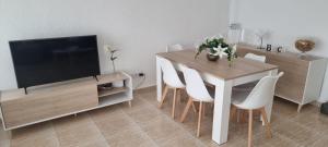 TV a/nebo společenská místnost v ubytování Apartamento Acantilados vistas Mar