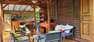 Zimmer mit Stühlen, einem Tisch und einem Kamin in der Unterkunft Congos Hostal y Camping in Playa Hermosa