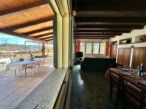 een woonkamer met een tafel en een bank bij La Bomboniera in Bari Sardo