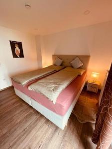 een slaapkamer met een bed in een kamer bij Wunderschöne Wohnung nähe Essen / Düsseldorf in Heiligenhaus