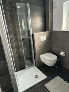 a bathroom with a shower and a toilet at Modern & großzügig! Ideal für Familie & Arbeit in Linden