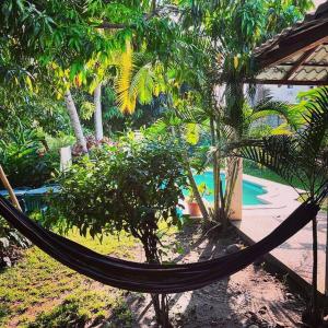 amaca di fronte a un resort con piscina di Casa en Condominios San Blas 5 minutos del Tunco a La Libertad