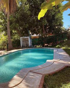 拉列伯塔的住宿－Casa en Condominios San Blas 5 minutos del Tunco，庭院里的一个蓝色海水游泳池