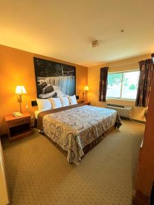 um quarto com uma cama grande e uma janela em Super 8 by Wyndham Topeka at Forbes Landing em Topeka