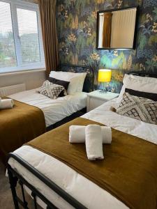 Habitación de hotel con 2 camas y toallas. en COLE HOUSE, en Solihull