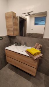 bagno con lavandino e specchio di Casa Micheli a Trento