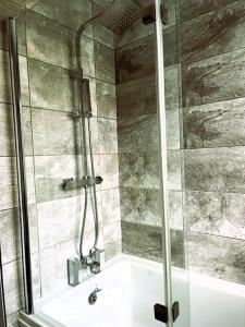 y baño con ducha y puerta de cristal. en COLE HOUSE, en Solihull