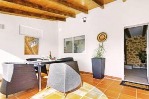 uma sala de estar com mesa e cadeiras em Casa Galia em Alcalalí