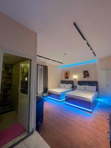 2 camas en una habitación con luces azules en Space Hostel en El Cairo