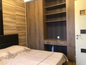um quarto com uma cama e uma parede de madeira em Tbilisi Loves You em Tbilisi