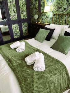 1 cama con 2 toallas plegables encima en COLE HOUSE, en Solihull