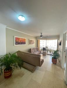 sala de estar con sofá y algunas plantas en Cabrero Beach 1111, en Cartagena de Indias