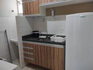 Kuchyň nebo kuchyňský kout v ubytování Apartamento inteiro no Bairro Alto Umuarama + 20 fotografií