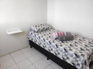 Cama pequeña en habitación pequeña con: en Apartamento inteiro no Bairro Alto Umuarama, en Uberlândia