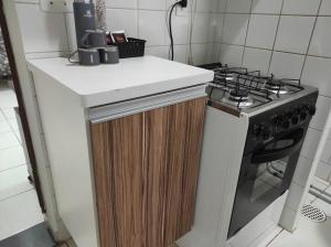 Kuchyň nebo kuchyňský kout v ubytování Apartamento inteiro no Bairro Alto Umuarama