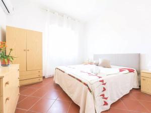 a bedroom with a bed with a white blanket on it at Villa Candiano in Sampieri