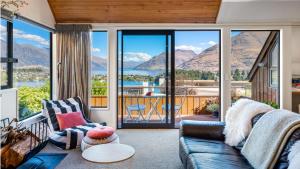 ein Wohnzimmer mit einem Sofa und Bergblick in der Unterkunft Villa Tuke- Free Parking- Fire Place in Queenstown