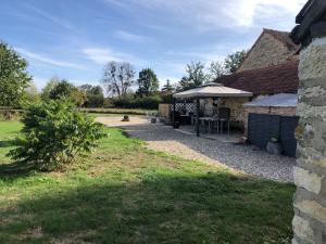 Casa de piedra con jardín y patio en Private Lake - Pool - Tour de France Route, en Bommiers