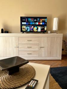 En tv och/eller ett underhållningssystem på LS Rooms - Appartamento in Centro Vista Mare