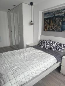 ein Schlafzimmer mit einem Bett und einem Wandgemälde in der Unterkunft Mieszkanie w centrum Tarnowa 2.0 in Tarnów