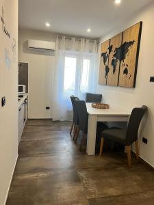 eine Küche und ein Esszimmer mit einem Tisch und Stühlen in der Unterkunft B&B Hakuna Matata in Alghero