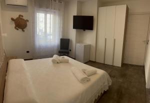 ein Schlafzimmer mit einem Bett mit Handtüchern darauf in der Unterkunft B&B Hakuna Matata in Alghero
