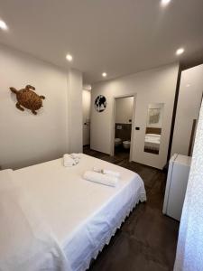 ein Schlafzimmer mit einem Bett mit zwei Handtüchern darauf in der Unterkunft B&B Hakuna Matata in Alghero