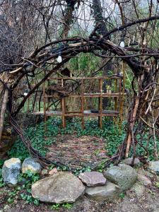 un pont en bois au milieu d'une forêt dans l'établissement Casă din povești în mijlocul naturii!, à Arad