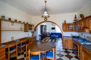 Η κουζίνα ή μικρή κουζίνα στο +61 Lounge Apartment +8 φωτογραφίες